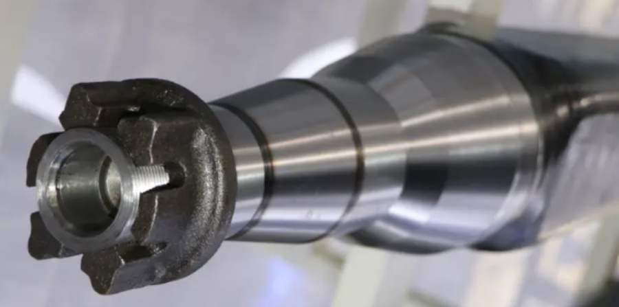 How many types of axle head structures are there for the rear axle of a semi-trailer? Which axle head has higher strength and longer life?