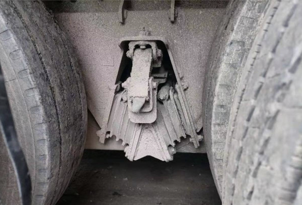 Equalizer and axle pin of trailer